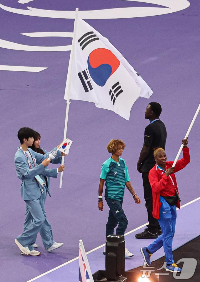 [사진] 폐막식장으로 들어서는 태극기