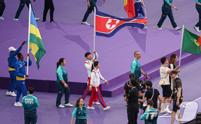 12일(한국시간) 프랑스 파리 스타드 드 프랑스에서 열린 2024 파리올림픽 폐막식에 북한 선수단이 인공기를 들고 입장하고 있다. 2024.8.12/뉴스1 ⓒ News1 이동해 기자