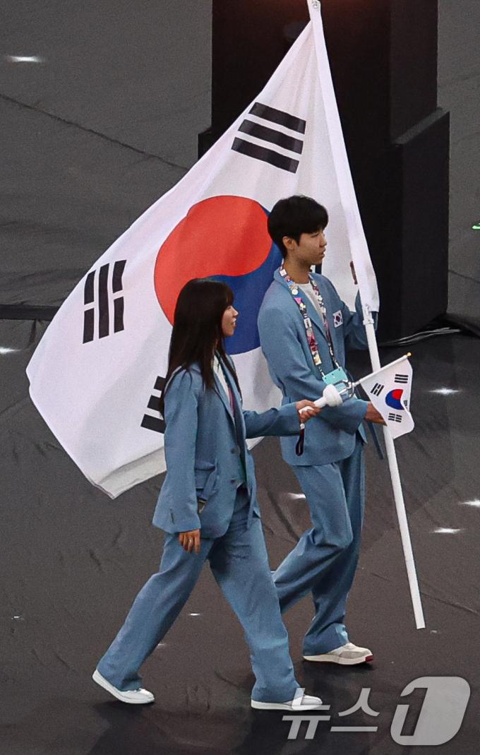 [사진] 태극기 들고 입장하는 박태준·임애지