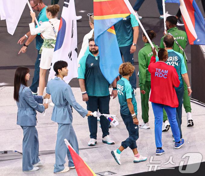 [사진] 폐회식 기수로 나선 박태준·임애지