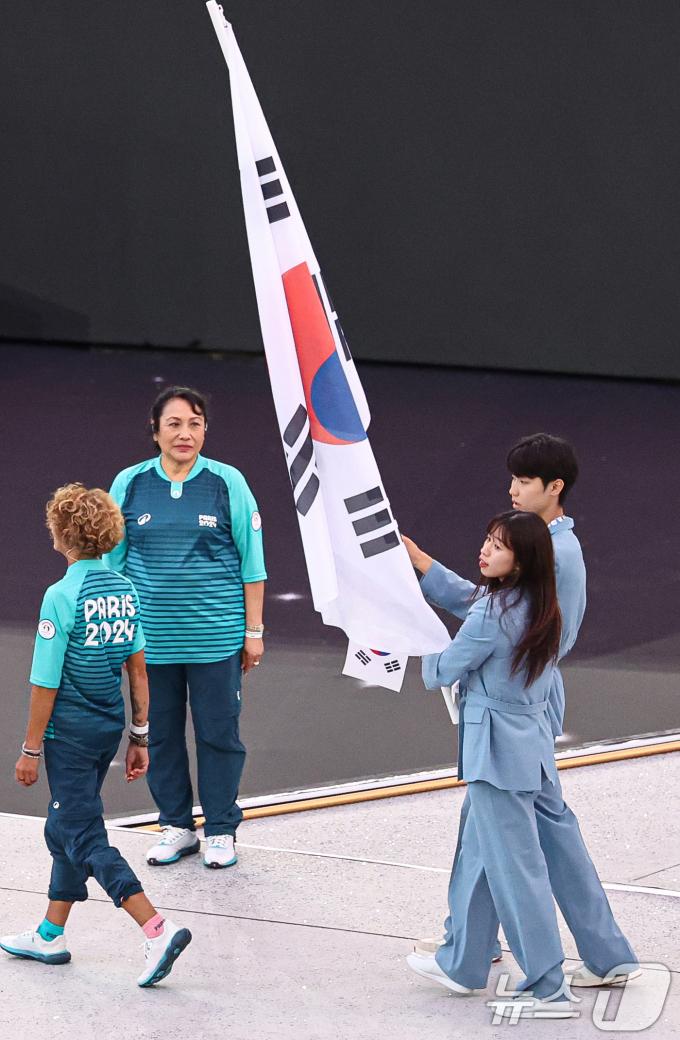 [사진] 폐막식 기수 맡은 박태준과 임애지