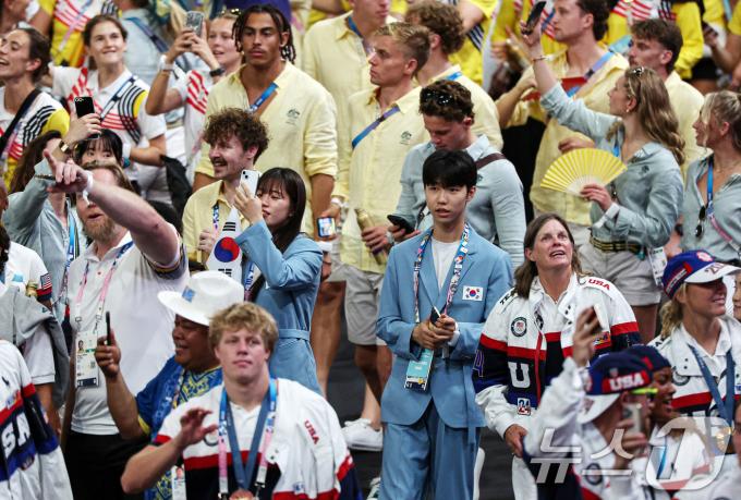 [사진] 폐막식장 즐기는 박태준·임애지