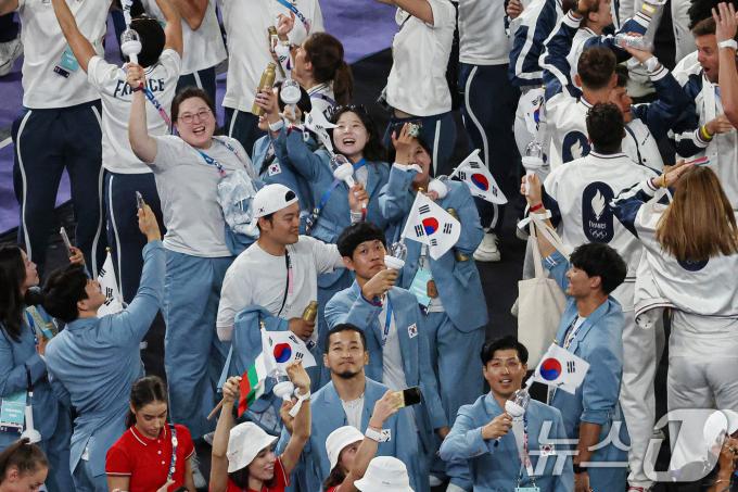 [사진] 파리올림픽 폐막식장 입장하는 대한민국 선수들