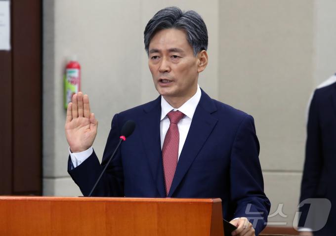 조지호 경찰청장 후보자가 29일 오전 서울 여의도 국회 행정안전위원회에서 열린 인사청문회에서 선서하고 있다. 2024.7.29/뉴스1 ⓒ News1 이광호 기자