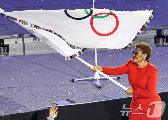 [사진] 올림픽 대회기 흔드는 캐런 배스 LA시장