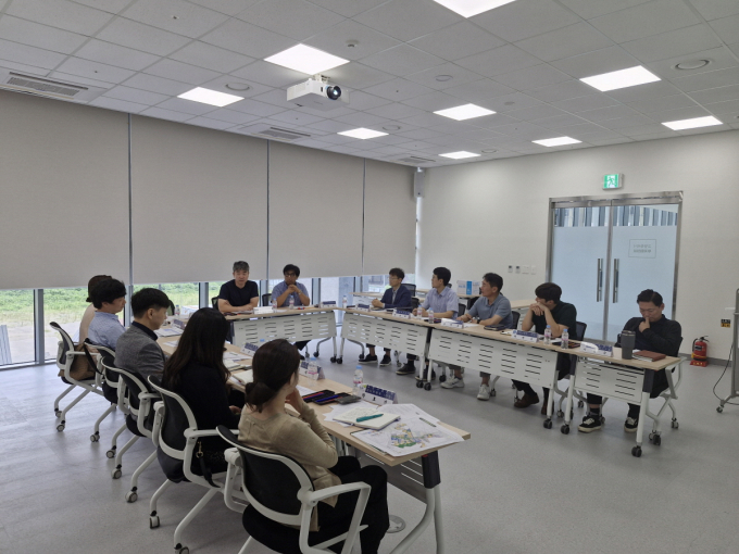 고양특례시 덕양지역 민간단체인 덕양연합회, 사업시행자인 한국토지주택공사(LH) , 경기주택도시공사, 고양도시관리공사와 고양시 관련부서가 참여한 가운데 지난 8일 고양창릉 공공주택지구 내 기업 유치를 위한 민관공 협의체 제5차 회의가 열리고 있다. / 사진제공=고양특레시