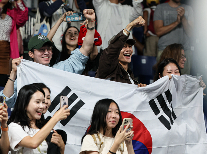 배우 이동욱과 아이돌 그룹 샤이니 멤버 민호가 파리 올림픽 탁구 여자 단체 동메달 결정전 현장 중계에 등장해 놀라움을 자아냈다. 사진은 이동욱(왼쪽)과 민호가 지난 10일(한국시간) 프랑스 파리 사우스 파리 아레나4에서 열린 '2024 파리올림픽' 탁구 여자 단체 동메달 결정전에서 대한민국이 동메달을 확정 짓자 기뻐하는 모습. /사진=뉴스1