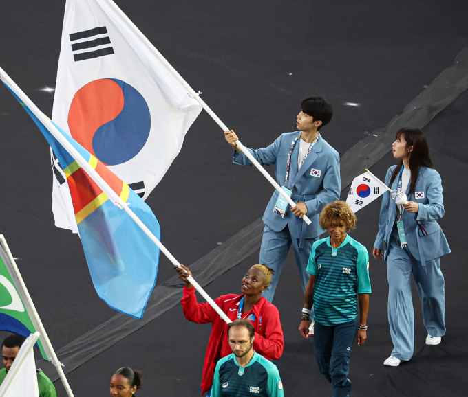 태권도 박태준과 복싱 임애지가 파리올림픽 폐막식에 태극기를 들고 입장하고 있다. /사진= 뉴스1