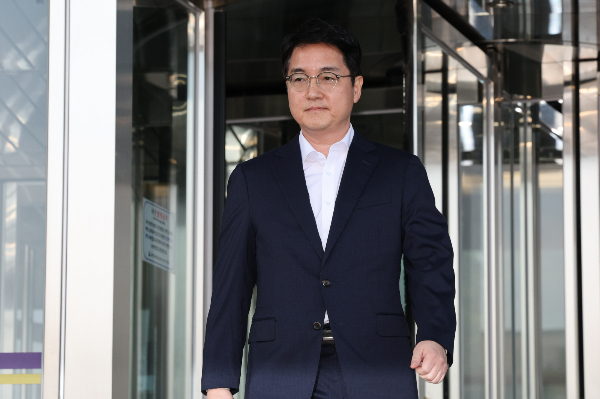 새 검찰총장 후보로 내정된 심우정 후보가 12일 오후부터 본격적인 청문회 준비에 나선다. 사진은 지난 11일 경기 정부과천청사 법무부를 나서는 심우정 검찰총장 후보자. /사진=뉴스1 
