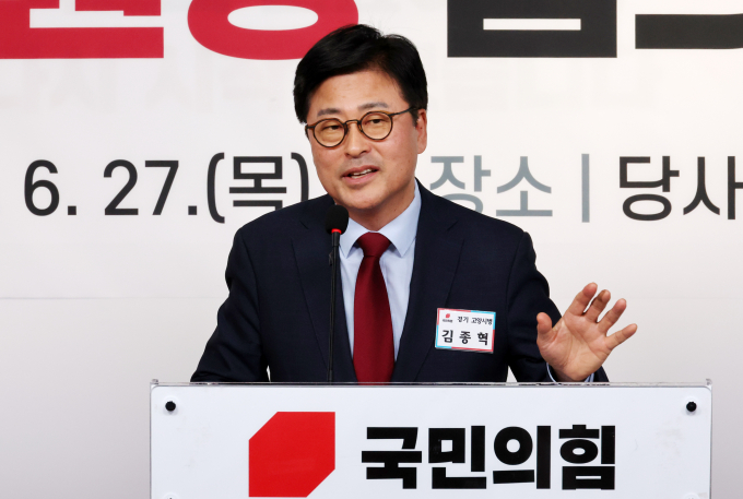 김종혁 국민의힘 최고위원이 12일 한동훈 국민의힘 대표가 법무부 장관 시절 김경수 경남지사와 함께 이명박 전 대통령도 사면을 반대했다고 주장했다. 사진은 김 최고위원이 지난 6월27일 서울 여의도 중앙당사에서 열린 원외당원협위원장 협의회장 선출 대회에 단독 후보로 나서 정견발표를 하는 모습. /사진=뉴시스