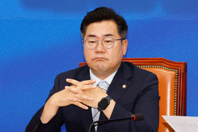 박찬대 더불어민주당 원내대표가 윤석열 대통령을 향해 김형석 독립기념관장 인사를 즉각 철회하라고 촉구했다. 사진은 박 원내대표가 12일 서울 여의도 국회에서 열린 최고위원회의에 참석해 최고위원 발언을 듣는 모습. /사진=뉴스1
