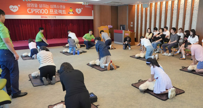  BNK부산은행 임직원 및 가족들이 10일 본점 스카이홀에서 심폐소생술(CPR)교육을 받고 있다./사진=부산은행