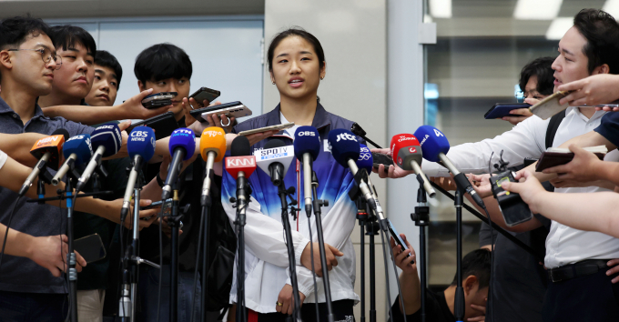 파리올림픽 배드민턴 여자단식 정상에 오른 안세영이 지난 7일 귀국 후 취재진 질문에 답하고 있다. /사진= 뉴시스