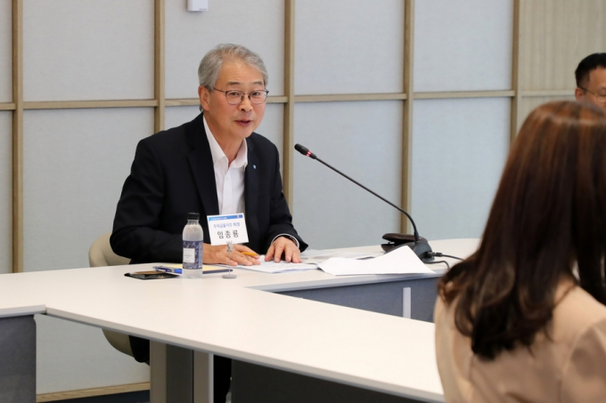  지난 8일 여의도 우리투자증권 본사에서 열린 애널리스트 대상 간담회에서 우리금융그룹 임종룡 회장이 기업가치 제고 계획을 발표하고 있다./사진=우리금융지주