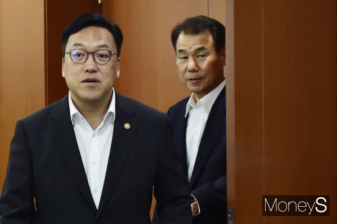 ▲ 간담회 입장하는 김병환 금융위원장(왼쪽), 정은보 KRX한국거래소 이사장