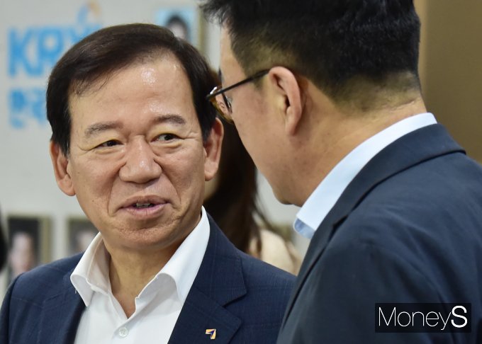 ▲ 대화 나누는 서유석 금융투자협회장(왼쪽)