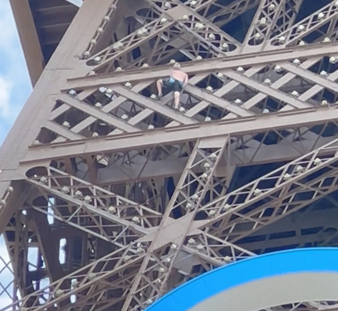 파리 경찰이 에펠탑을 오르는 남성을 체포하는 과정에서 방문객들이 갇혀있는 등 불편을 겪었다. 사진은 지난 11일(현지시각) 프랑스 파리 에펠탑에 오르다 체포된 남성. /사진=로이터