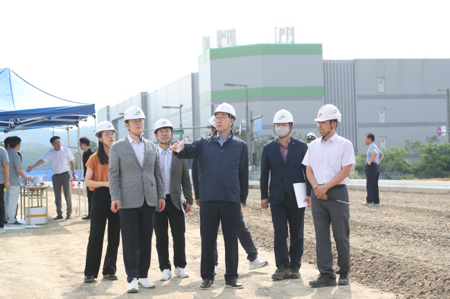 12일 경기 화성시 오산동 일원 경부고속도로 지하화 구간 상부에서 정명근(오른쪽 세 번째) 화성시장이 현장 관계자들과 함께 공원 예정부지를 둘러보고 있다. / 사진제공=화성시