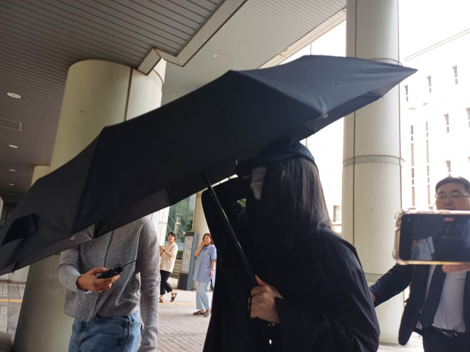  검찰이 가수 강다니엘의 명예를 훼손한 혐의로 재판에 넘겨진 유튜브 채널 '탈덕수용소' 운영자에게 벌금 300만원을 구형했다. 사진은 12일 서울중앙지법에서 정보통신망법상 명예훼손 혐의 재판을 받은 뒤 법원을 나선'탈덕수용소' 운영자. /사진=뉴시스