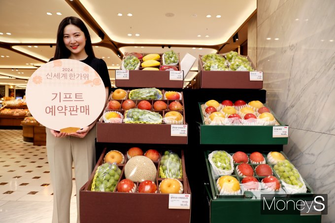 광주신세계는 본관 지하 1층에서 오는 29일까지 셀렉트팜 사과배 혼합 오복 선물세트 등 추석 선물세트 사전예약 판매에 들어갔다/사진=광주신세계 제공. 