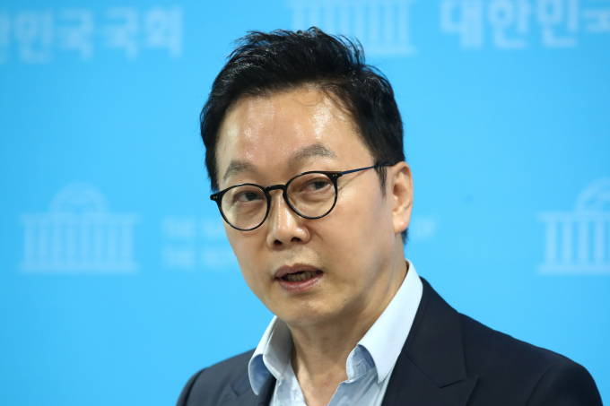 정봉주 더불어민주당 최고위원 후보가 12일 기자회견을 통해 '이재명팔이' 무리를 뽑겠다고 밝혔다. 사진은 정 후보가 12일 서울 여의도 국회 소통관에서 가진 기자회견에서 발언 중인 모습. /사진=뉴스1