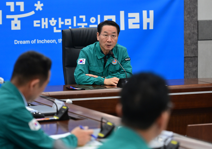 유정복 인천광역시장이 지난 5일 시청 재난안전대책본부에서 열린 서구 청라동 아파트지하주차장 화재 지방대책본부회의를 주재하고 있다./사진제공=인천시