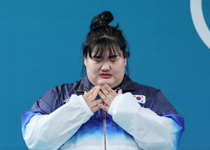 은메달을 확정한 박혜정이 지난 11일(현지시각) 프랑스 파리 사우스 파리 아레나6에서 열린 2024 파리 올림픽 역도 여자 81kg 이상급 시상식에서 눈물을 흘리고 있다. /사진=뉴시스