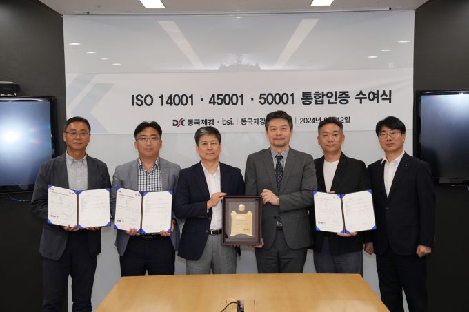 12일 페럼타워에서 열린 ‘동국제강 전사 ISO 통합인증수여식’ 행사 사진 (왼쪽부터) 정용노 동국제강 인천공장 안전환경팀장, 김병현 동국제강 안전환경기획팀장, 변홍열 동국제강 기획실장, 임성환 BSI Korea 대표, 김재원 동국제강 포항공장 안전환경팀장, 김혁 동국제강 당진공장 안전환경팀장. /사진=동국제강