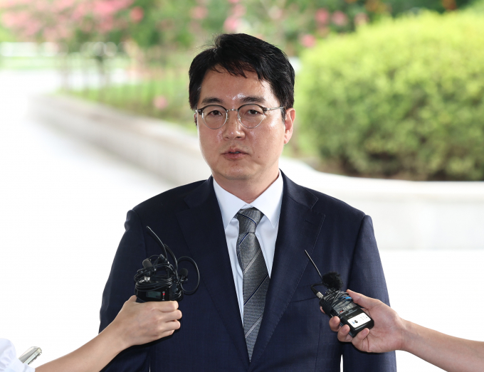 심우정 검찰총장 후보자가 정치적 중립이 검찰총장의 중요 역할이라고 말했다. 사진은 심 후보자가 12일 서울 서초구 서울고등검찰청에 마련된 인사청문회 준비 사무실로 첫 출근을 하며 취재진 질문에 답하는 모습. /사진=뉴시스