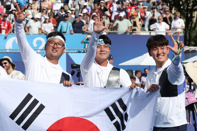 파리올림픽 양궁 남자 단체전 정상에 오른 김우진, 이우석, 김제덕이 손가락 세개를 펴 보이며 3연패 세리머니를 하고 있다. /사진= 뉴스1