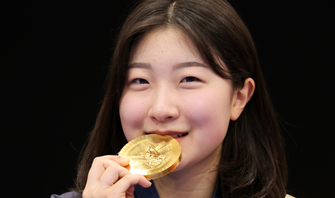 한국 한국 하계올림픽 역대 최연소 금메달리스트(16세 313일)가 된 사격 반효진이 메달을 입에 물고 기념 촬영을 하고 있다. /사진= 뉴스1