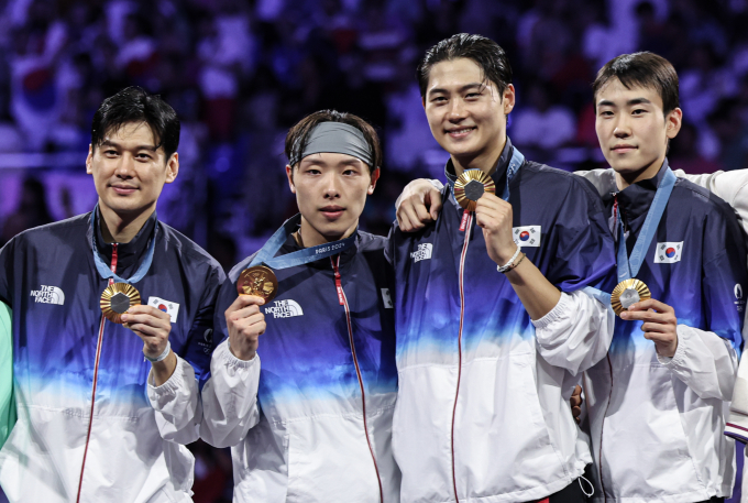 대한민국 펜싱 남자 사브르 대표팀 구본길, 오상욱, 박상원, 도경동이 파리올림픽 시상식에서 기념촬영 하고 있다. /사진= 뉴스1