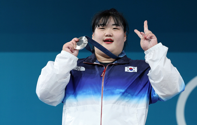박혜정이 파리올림픽 역도 여자 81kg급 시상식에서 은메달을 들고 포즈를 취하고 있다. /사진= 뉴스1