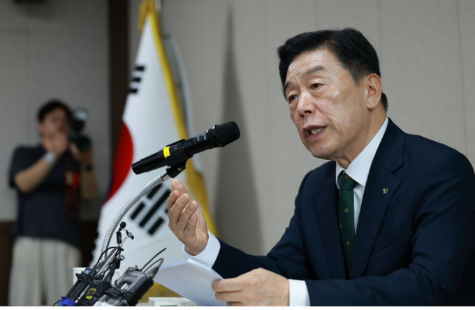 김형석 신임 독립기념관장이 자신이 독립운동가를 폄훼하고 일제강점기의 식민 지배를 옹호한다는 의미로 말하는 뉴라이트가 아니라고 주장했다. 사진은 김 관장이 12일 서울 용산구 서울지방보훈청에서 광복절 경축식 취소 및 뉴라이트 성향 관련 기자회견을 하는 모습/사진=뉴시스