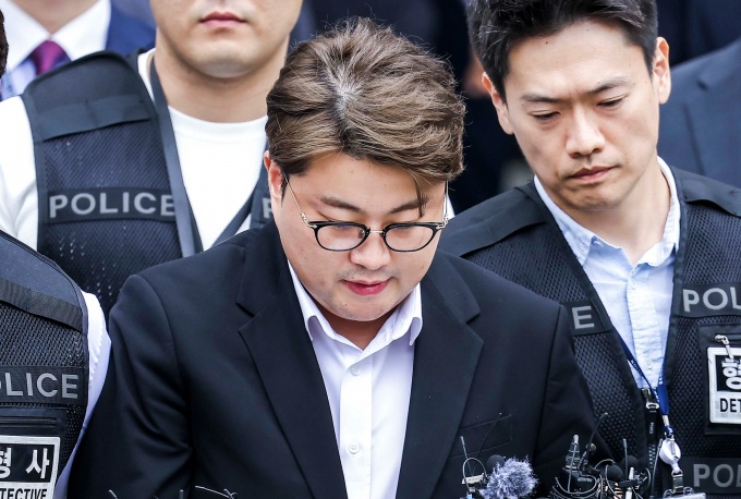 음주운전 뺑소니로 물의를 빚고 재판에 넘겨진 트로트 가수 김호중의 구속기간이 연장됐다. 사진은 지난 5월 서울 서초구 서울중앙지방법원에서 열린 영장실질심사(구속 전 피의자심문)을 마친 뒤 법원을 나선 가수 김호중. /사진=뉴시스