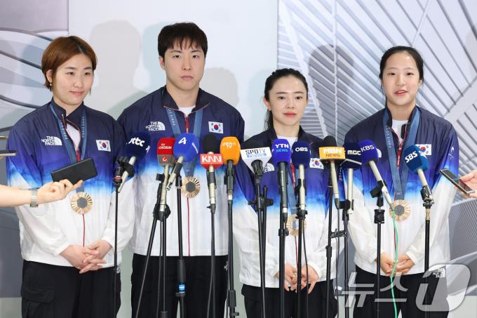 2024 파리 올림픽 일정을 마친 대한민국 탁구 대표팀 이은혜(왼쪽부터), 임종훈, 전지희, 신유빈이 12일 오후 인천국제공항 제2여객터미널을 통해 귀국, 취재진과 인터뷰를 하고 있다. 탁구 대표팀은 이번 파리 올림픽에서 혼합복식 동메달과 여자 단체전 동메달을 수확했다. 2024.8.12/뉴스1 ⓒ News1 신웅수 기자