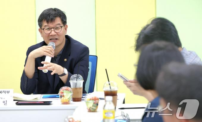 [사진] 최중증 발달장애인 통합돌봄 제공기관 방문한 이기일 1차관