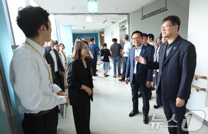 [사진] 통합돌봄 제공기관에서 현장 의견 듣는 이기일 1차관