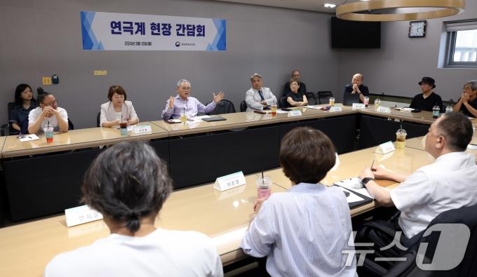 [사진] 유인촌 장관, 연극 관계자들과 현장 간담회