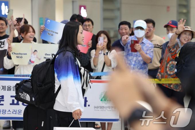 스포츠클라이밍 서채현이 2024 파리 올림픽 일정을 마치고 12일 인천국제공항 제2여객터미널을 통해 귀국하고 있다. 서채현은 파리올림픽 스포츠클라이밍 콤바인(볼더링+리드) 여자 결선에서 6위에 올랐다. 2024.8.12/뉴스1 ⓒ News1 신웅수 기자