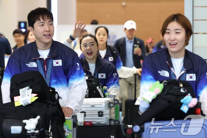 2024 파리 올림픽 일정을 마친 대한민국 탁구 대표팀 임종훈(왼쪽부터), 전지희, 신유빈, 이은혜가 12일 오후 인천국제공항 제2여객터미널을 통해 귀국하고 있다. 탁구 대표팀은 이번 파리 올림픽에서 혼합복식 동메달과 여자 단체전 동메달을 수확했다. 2024.8.12/뉴스1 ⓒ News1 신웅수 기자