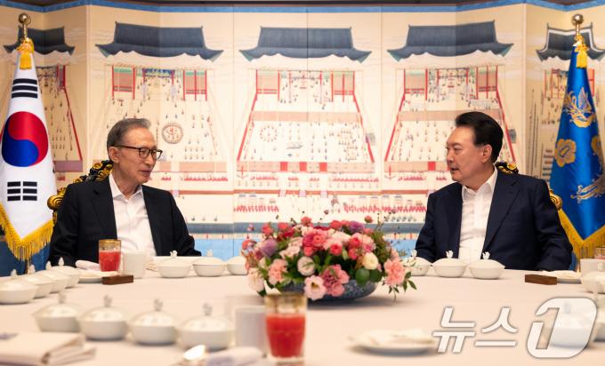 [사진] 윤석열 대통령, 이명박 전 대통령과 첫 만찬