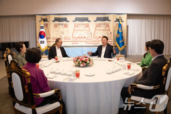 윤석열 대통령이 12일 서울 한남동 관저에서 이명박 전 대통령과 만찬을 하고 있다. 이번 만찬에는 김건희 여사와 김윤옥 여사도 참석한 부부 동반 만찬으로, 이명박 정부 당시 청와대 정무수석을 지낸 정진석 대통령 비서실장도 배석했다. (대통령실 제공) 2024.8.12/뉴스1 ⓒ News1 송원영 기자