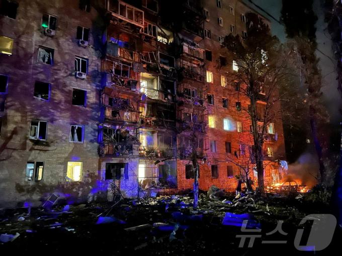 우크라이나와 국경을 맞댄 러시아 서남부 쿠르스크주(州)의 주도 쿠르스크에 11일(현지시간) 새벽 우크라이나군이 발사한 미사일이 격추되면서 파편이 떨어져 아파트 곳곳이 손상됐다. 러시아 국방부는 이날 밤새 우크라이나군이 보낸 드론 14대와 토치카-U 전술 탄도 미사일 4대를 격추했다고 밝혔다. 2024.08.11. ⓒ 로이터=뉴스1 ⓒ News1 김성식 기자
