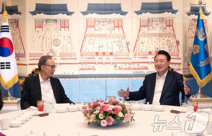 윤석열 대통령이 12일 서울 한남동 관저에서 이명박 전 대통령과의 만찬에서 환담을 나누고 있다. (대통령실 제공) 2024.8.12/뉴스1 ⓒ News1 송원영 기자