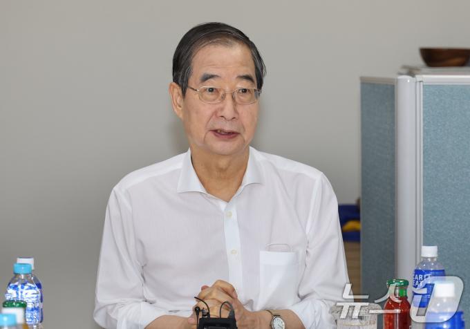 한덕수 국무총리가 8일 오전 서울 성북구 장위4구역 주택정비사업지구 폭염대비 건설현장을 방문, 발언하고 있다. 이 자리에서 한 총리는 
