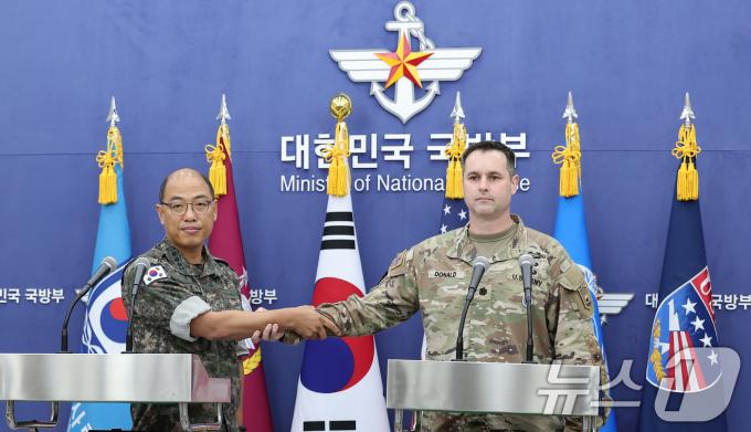 이성준 합동참모본부 공보실장(왼쪽)과 라이언 도널드 주한미군사·연합사·유엔사 공보실장이 12일 서울 용산구 국방부 청사에서 한미연합 군사연습 '을지 자유의 방패(UFS·을지프리덤실드) 관련 브리핑을 마친 후 기념촬영을 하고 있다. 2024.8.12/뉴스1 ⓒ News1 김성진 기자