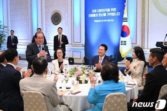 윤석열 대통령과 김건희 여사가 2023년 8월 9일 청와대 영빈관에서 열린 독립유공자 및 유족 초청 오찬에서 이종찬 광복회장의 인사말을 들으며 박수치고 있다. (대통령실 제공) 2023.8.9/뉴스1 ⓒ News1 오대일 기자