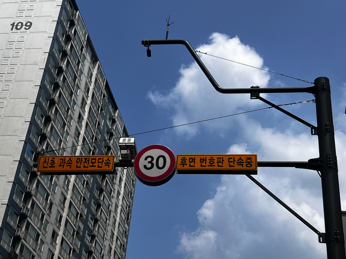 차량 뒷면 번호판 인식이 가능한 무인단속장비. 사진제공=경기도 