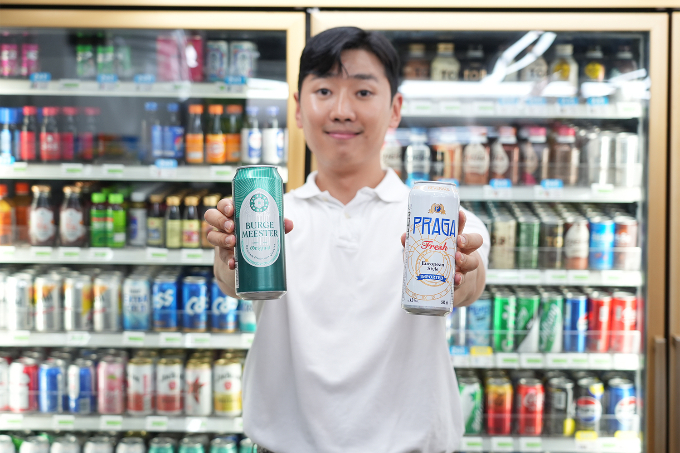 편의점 세븐일레븐이 4캔 4000원인 가성비 맥주를 다시 한번 선보인다. 사진은 모델이 천원 맥주인 버지미스터 500ml와 프라가 프레시 500ml를 들고 있는 모습. /사진=세븐일레븐